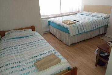 پانسیون Room In Guest Room   Family Room Sleeps 3 With 1 Double And 1 Single Bed Ground Floor Private Shower