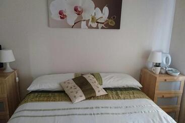 پانسیون Room In Guest Room   Family Room Sleeps 3 With 1 Double And 1 Single Bed Ground Floor Private Shower