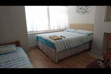 پانسیون Room In Guest Room   Family Room Sleeps 3 With 1 Double And 1 Single Bed Ground Floor Private Shower