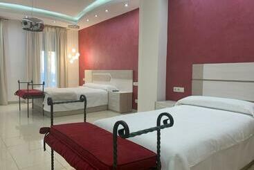 پانسیون Hostal Poeta Machado