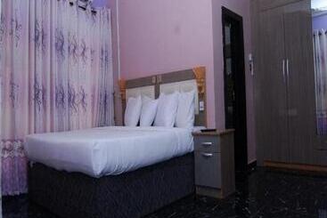 پانسیون Room In Lodge   Royal Park Hotel Suite Asaba