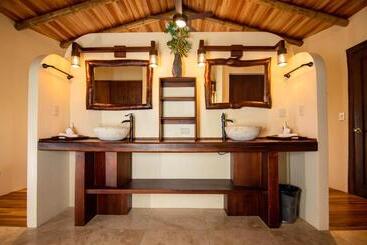 هتل Selva Armonia Immersive Jungle Resort