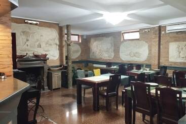 هتل Aeetes Palace