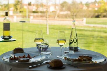 هتل Domaine La Charpinière, The Originals Collection