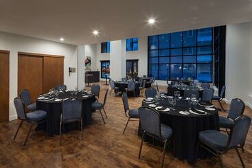هتل Hilton Garden Inn Montreal Centre Ville