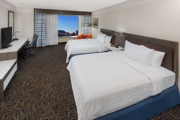 هتل Hilton Garden Inn Montreal Centre Ville