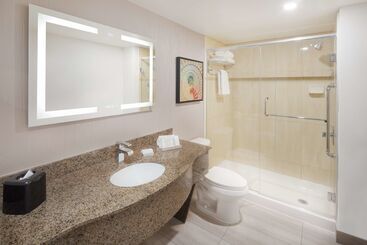 هتل Hilton Garden Inn Montreal Centre Ville