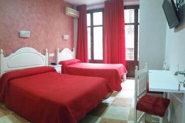 هتل Hostal Sonia Granada