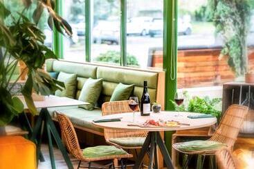 هتل Hôtel Mercure Niort Marais Poitevin