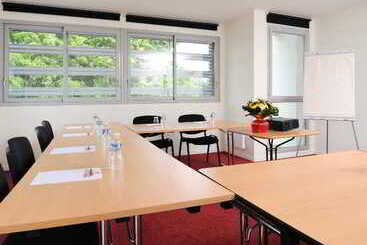 هتل Séjours & Affaires Rennes Villa Camilla
