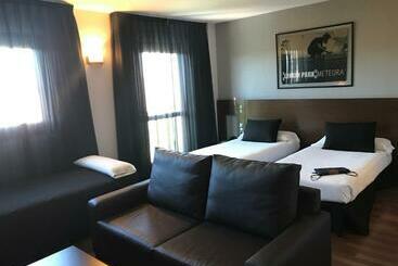 בית מלון כפרי Täch Madrid Airport