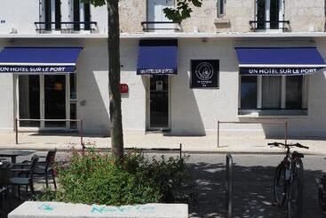 Un Hotel Sur Le Port