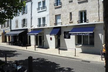 Un Hotel Sur Le Port