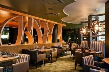 هتل Black Rock Oceanfront Resort