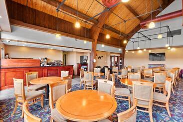 هتل Coast Fraser Inn