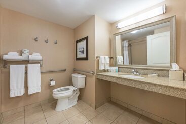 هتل Hampton Inn & Suites By Hilton Moncton
