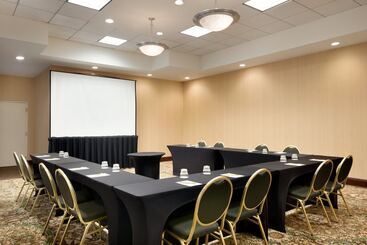 هتل Hilton Garden Inn Fairfax