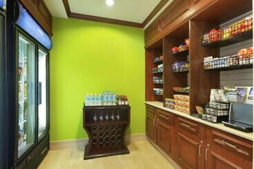 هتل Hilton Garden Inn Fairfax