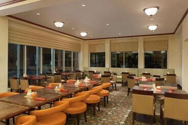 هتل Hilton Garden Inn Fairfax
