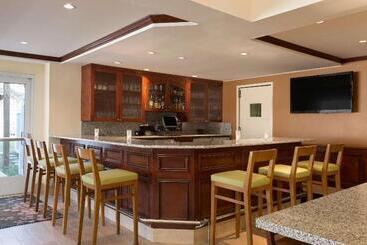 هتل Hilton Garden Inn Fairfax