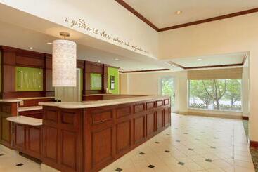 هتل Hilton Garden Inn Fairfax