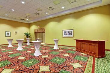 هتل Hilton Garden Inn Ottawa Airport