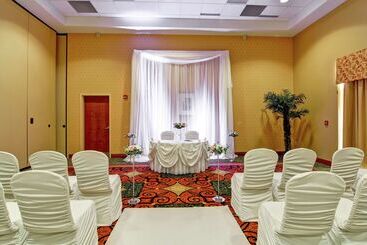 هتل Hilton Garden Inn Ottawa Airport