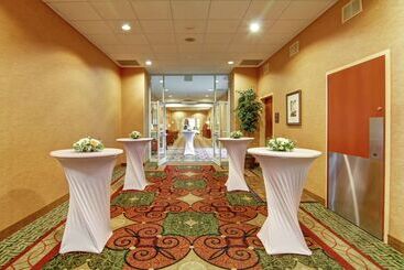هتل Hilton Garden Inn Ottawa Airport
