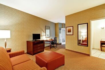 هتل Hilton Garden Inn Ottawa Airport