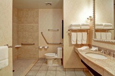 هتل Hilton Garden Inn Ottawa Airport