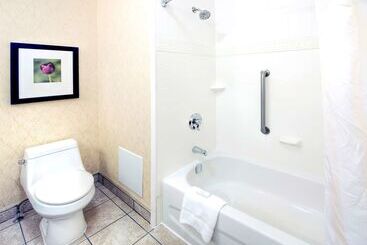 هتل Hilton Garden Inn Ottawa Airport