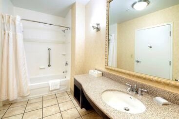 هتل Hilton Garden Inn Ottawa Airport