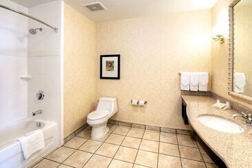 هتل Hilton Garden Inn Ottawa Airport