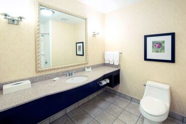 هتل Hilton Garden Inn Ottawa Airport