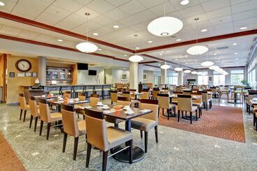 هتل Hilton Garden Inn Ottawa Airport