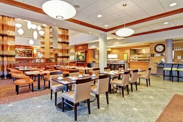 هتل Hilton Garden Inn Ottawa Airport