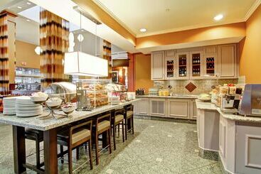 هتل Hilton Garden Inn Ottawa Airport
