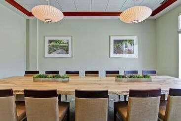 هتل Hilton Garden Inn Ottawa Airport