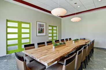 هتل Hilton Garden Inn Ottawa Airport