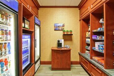 هتل Hilton Garden Inn Ottawa Airport