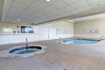 هتل Hilton Garden Inn Ottawa Airport
