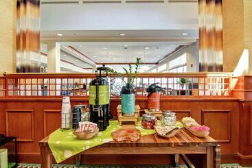 هتل Hilton Garden Inn Ottawa Airport
