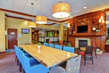 هتل Hilton Garden Inn Ottawa Airport