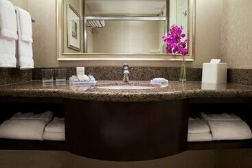 هتل Revery Toronto Downtown, Curio Collection By Hilton