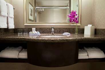 هتل Revery Toronto Downtown, Curio Collection By Hilton