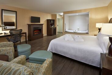 هتل Revery Toronto Downtown, Curio Collection By Hilton