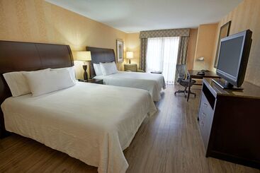 هتل Revery Toronto Downtown, Curio Collection By Hilton