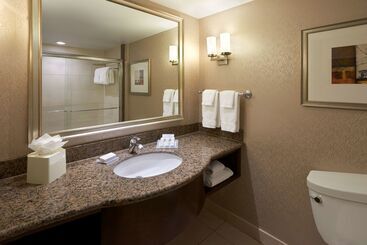 هتل Revery Toronto Downtown, Curio Collection By Hilton