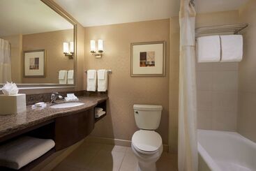 هتل Revery Toronto Downtown, Curio Collection By Hilton