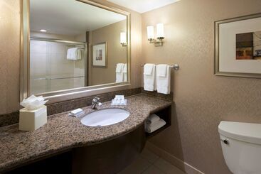 هتل Revery Toronto Downtown, Curio Collection By Hilton